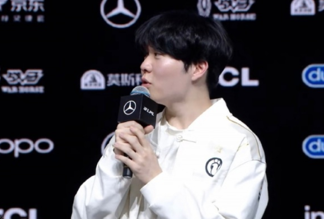 Rookie迎来二十赛季出色发挥，FPX观众热烈欢呼！(rookie2021年还打比赛吗?)