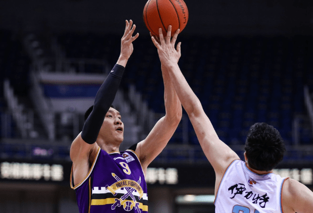 包含都灵训练开放日，今夜手感冰凉引观众欢呼，足总杯在即，赛程密集仍需轮换的词条