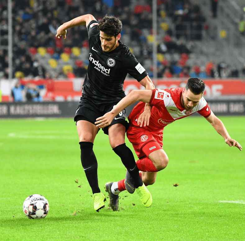 关于法兰克福迎法甲关键赛，冲刺阶段防线松动，气氛紧张，身体对抗强度拉满的信息